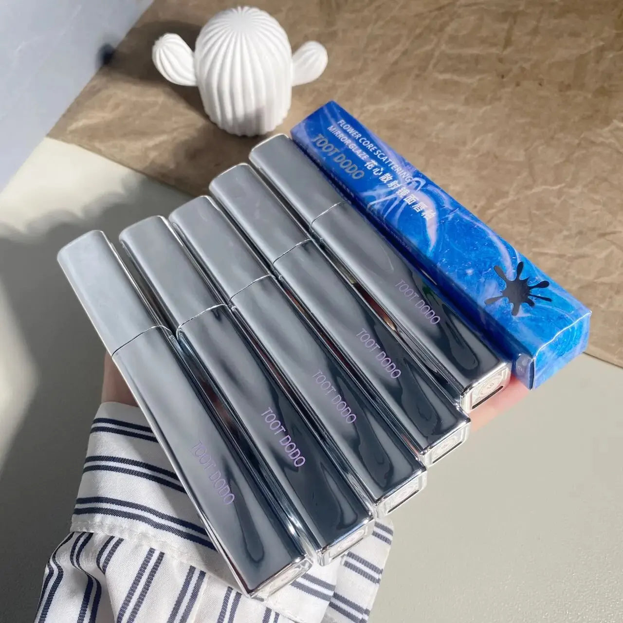 TOOT DODOT820 Floral Center Mirror Lip Gloss Is Bright and Non Oily, Moisturizing, and Color Displaying. The Lips Are Watery, Tr