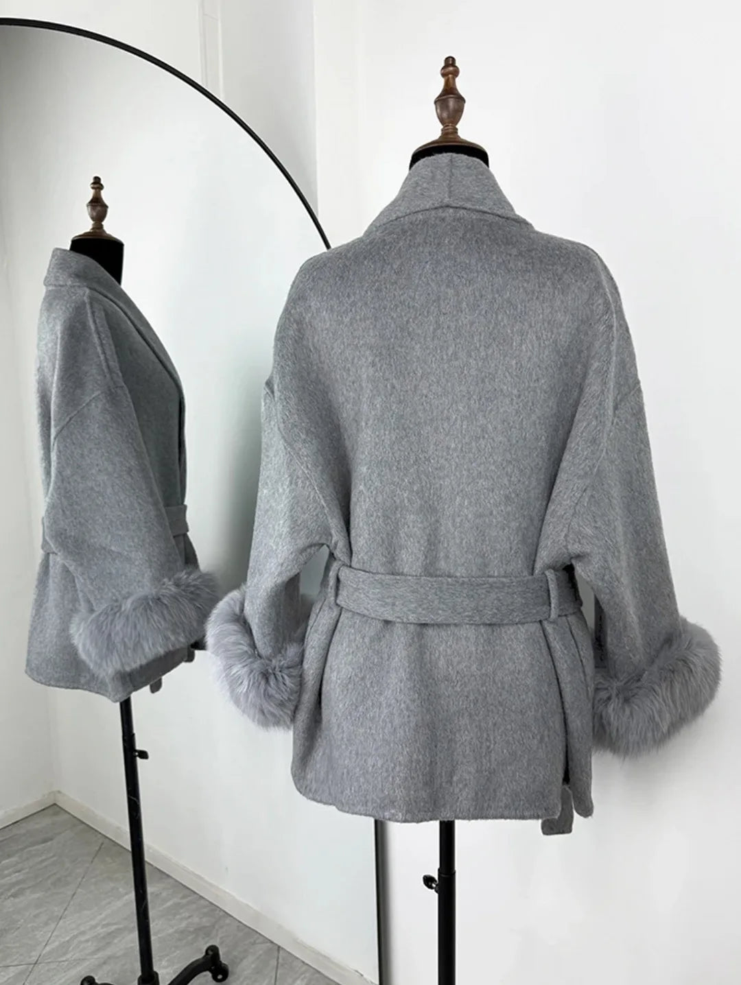 Women’s Belted Tweed Coat with Plush Lapel & Faux-Fur Sleeves — Vintage Street Outerwear (Autumn/Winter 2025)