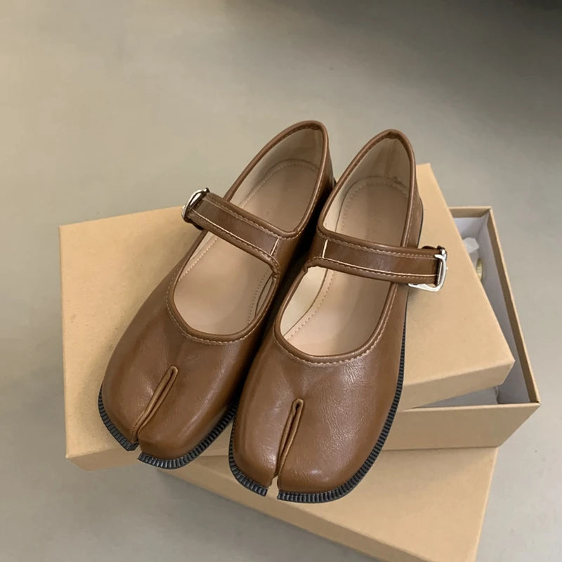 SUOJIALUN Autumn Women Flat Shoes Fashion Split Toe Flat Heel Laofer Shoes Shallow Soft Leather Casual Outdoor Mary Jane Shoes